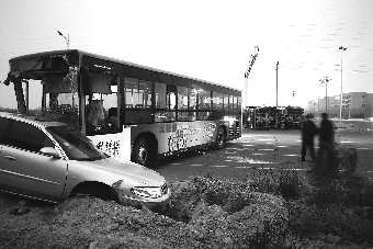 [山东]东营一公交车撞翻大货车3人受伤住院治疗(图文)