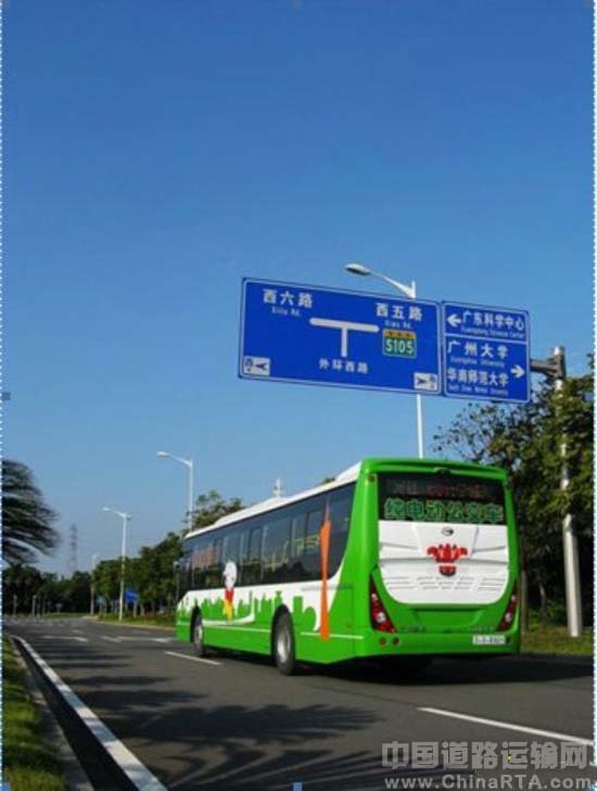 "哔……哔……哔……"8月25日,记者在乘坐广州801路纯电动公交车