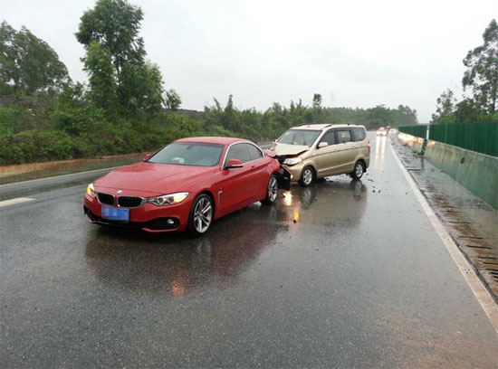 [广西]五菱追尾宝马车 提示雨天行车要谨慎(图文)