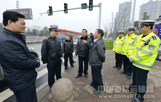 [湖南]省公安厅交管局纪委书记周军深入常德开展春运慰问检查(图文)