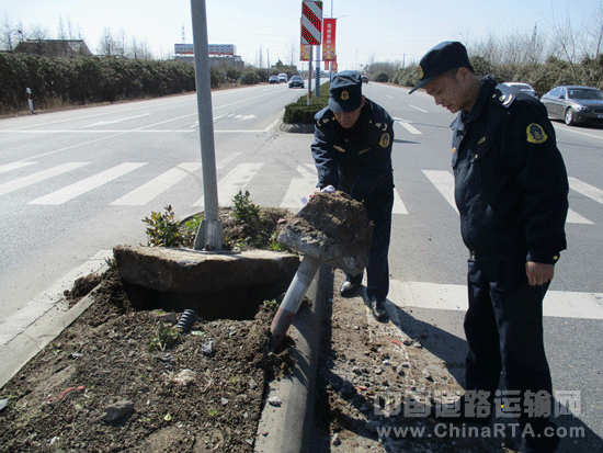 [江苏]启东路政及时维护公路设施 确保交通安全(图文)